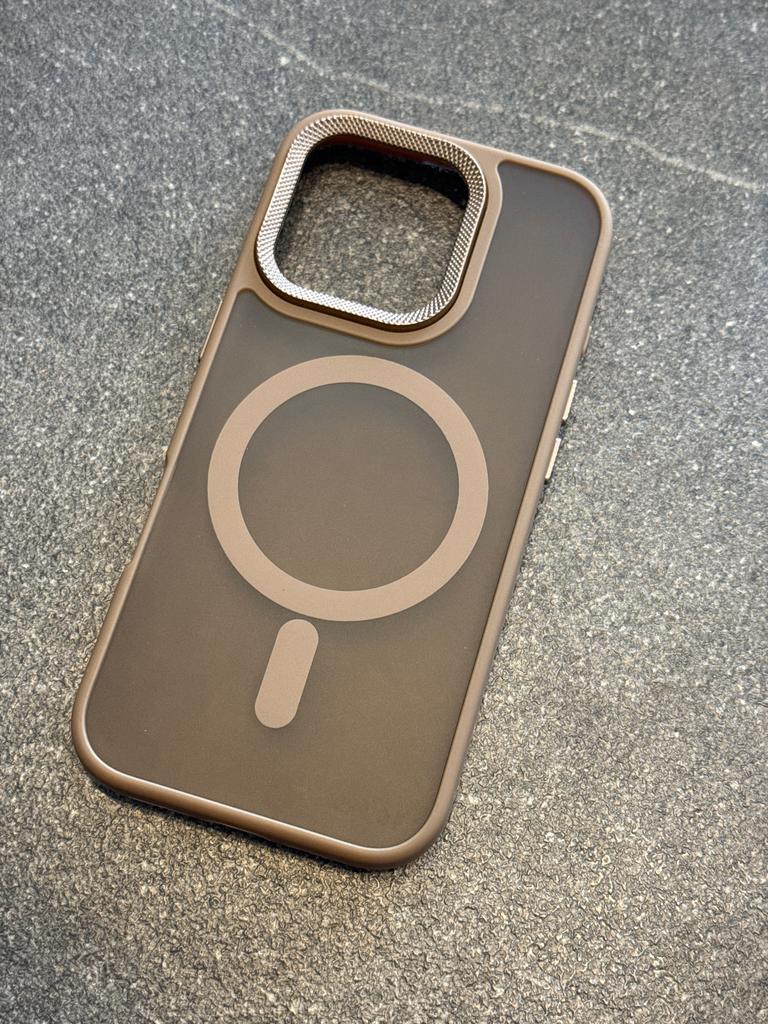 Hülle Apple iPhone 16 Pro Braun/Magnetisch 